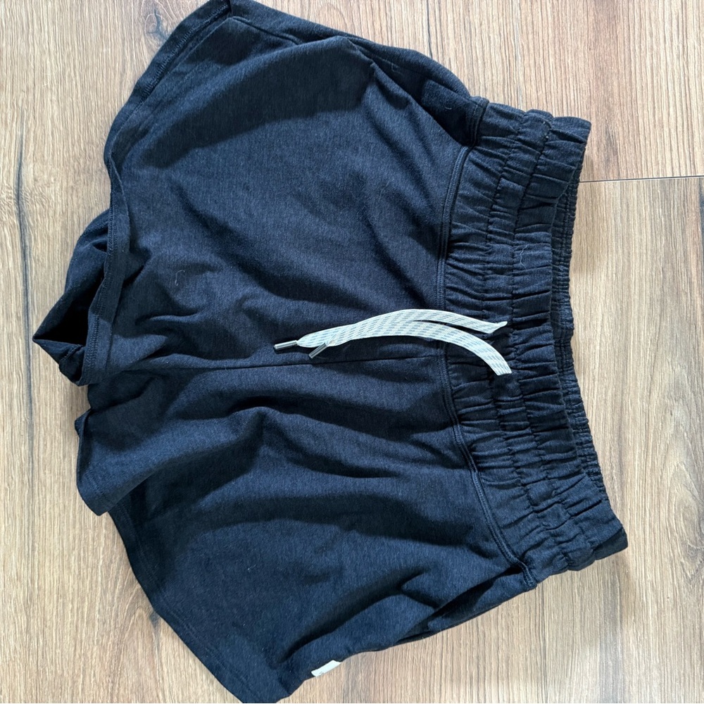 Vuori small black shorts